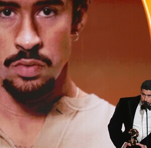 Foto de AP tomada por Chris Pizzello, Bad Bunny de fondo y el cantante sobre el escenario con fondo amarillo.