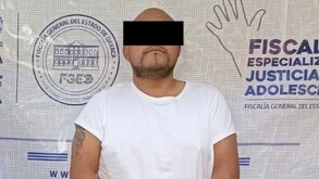 Hombre detenido por la policía de Oaxaca, con una cinta negra sobre los ojos para respetar su presunción de inocencia.
