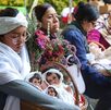 mujeres sostienen figuras del niño dios en la celebración del día de la candelaria
