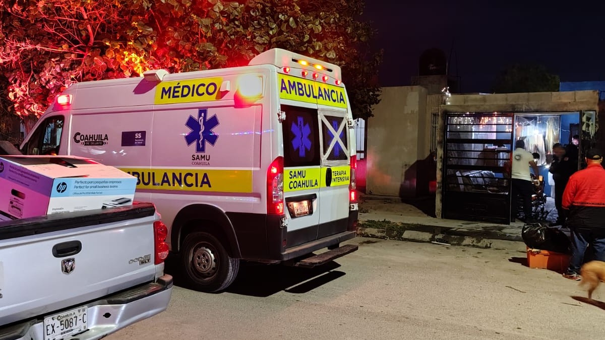 Ambulancia de SAMU a las afueras de un domicilio en Torreón.