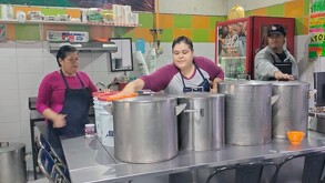 Lucy, comerciante del Mercado Corona, preparó más de 600 tamales durante el Día de la Candelaria, la fecha con mayor venta del año.