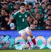 Obed Vargas disputando el amistoso entre México y Uruguay.