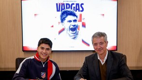 Obed Vargas firmando contrato con su nuevo equipo Atlético de Madrid en España.