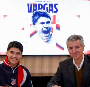 Obed Vargas firmando contrato con su nuevo equipo Atlético de Madrid en España.