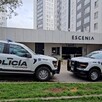 Dos patrullas de la Policía Municipal de Tlaquepaque estacionadas al exterior de unas torres de departamentos en el complejo Escenia Residencial