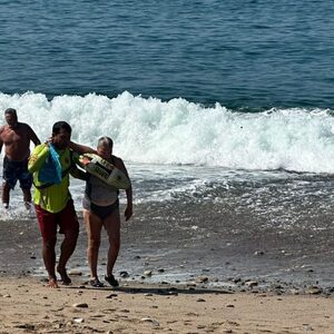rescatan a mujer de ahogarse en Puerto Vallarta