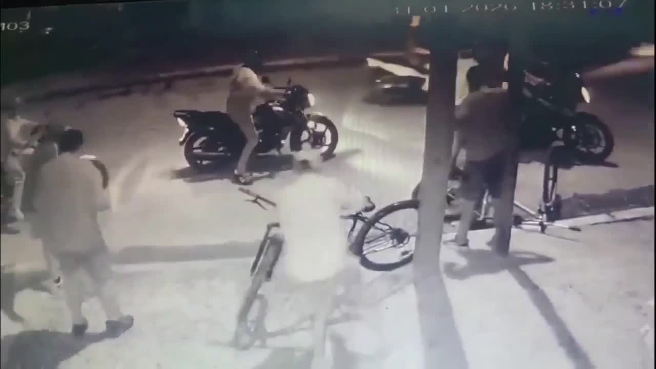 Bajo amenazas con armas de fuego y forcejeos, los delincuentes exigieron las pertenencias de las víctimas.