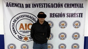 Se observa a un hombre con cintilla negra en ojos, sudadera negra, pantalón de mezclilla y tenis negros.