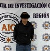 Se observa a un hombre con cintilla negra en ojos, sudadera negra, pantalón de mezclilla y tenis negros.