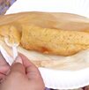 Personas consumiendo tamales