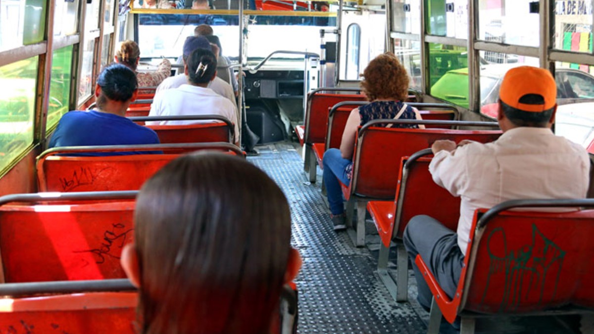 Asientos de transporte público en color naranja