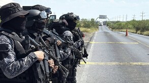 Se observa a varias personas que portan uniforme de policía, traen cubierta la cara.