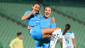 Christina Burkenroad festejando con Karol Bernal el primer gol de Rayadas frente a Santos femenil en la jornada 6 del Clausura 2026.