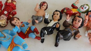 Ricardo vende Niños Dios con diseños únicos con personajes de cómics, artistas y has de otras religiones.