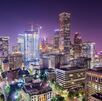 Foto de la ciudad de Houston de noche con luces iluminados