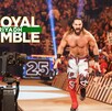 Seth Rollins entrando al Royal Rumble de 2024.