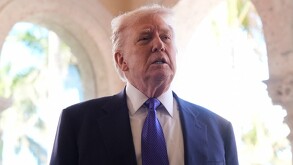 Donald Trump habla con la prensa en su club Mar-a-Lago, el domingo 1 de febrero de 2026, en Palm Beach, Florida.