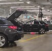 Autos recién fabricados en una nave industrial en Puebla.
