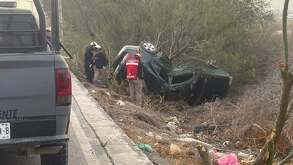 Auto volcado en avenida Lincoln en García.
