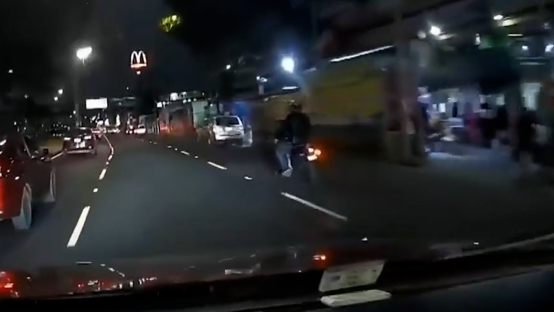 Violento altercado en Calzada Ignacio Zaragoza: Un motociclista rompió el cristal de una camioneta y el conductor respondió embistiéndolo.