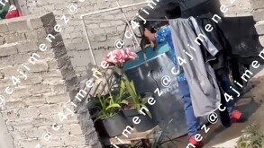 Un vecino, harto de ver cómo el niño maltrataba a su perro, decidió grabarlo para exponerlo.