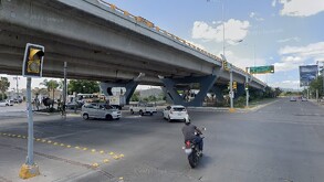 Según información preliminar, el hombre intentó cruzar la vialidad sin advertir la cercanía de la pipa, lo que derivó en el fatal atropello.