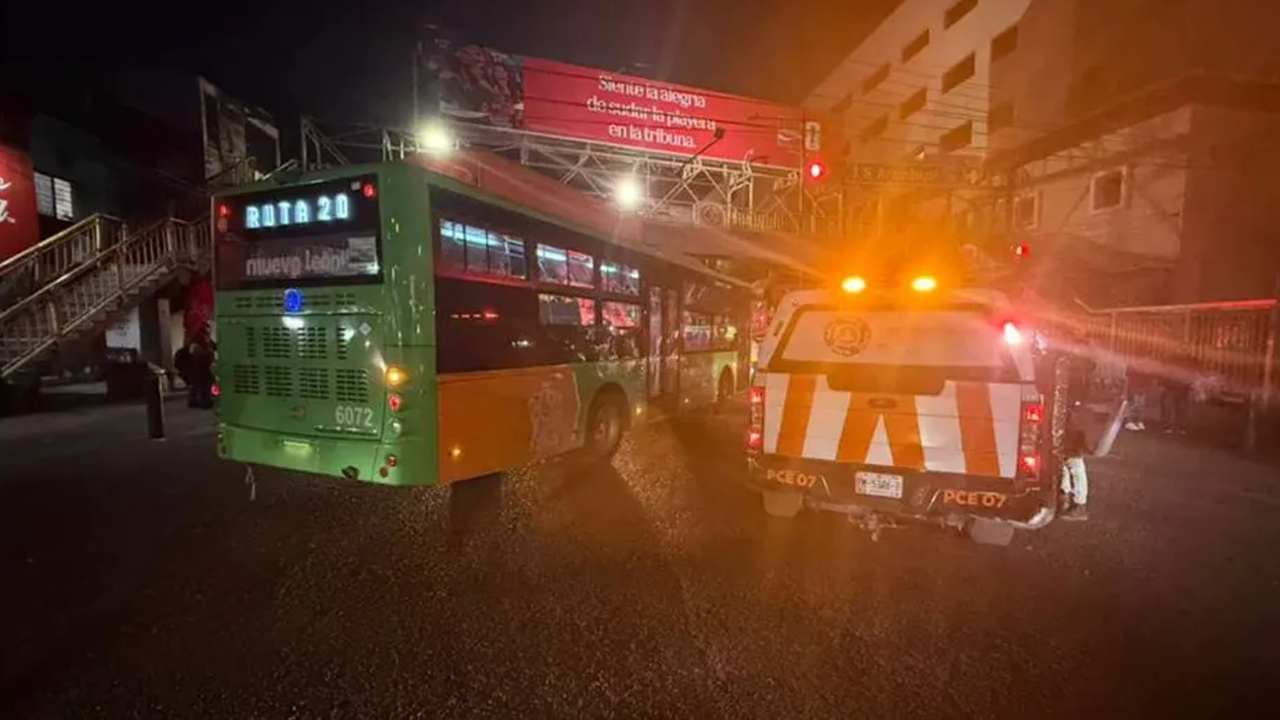 Un hombre de entre 62 y 63 años fue atropellado por un camión urbano de la ruta 20 en el cruce de Benito Juárez y Aramberri, en el Centro de Monterrey.
