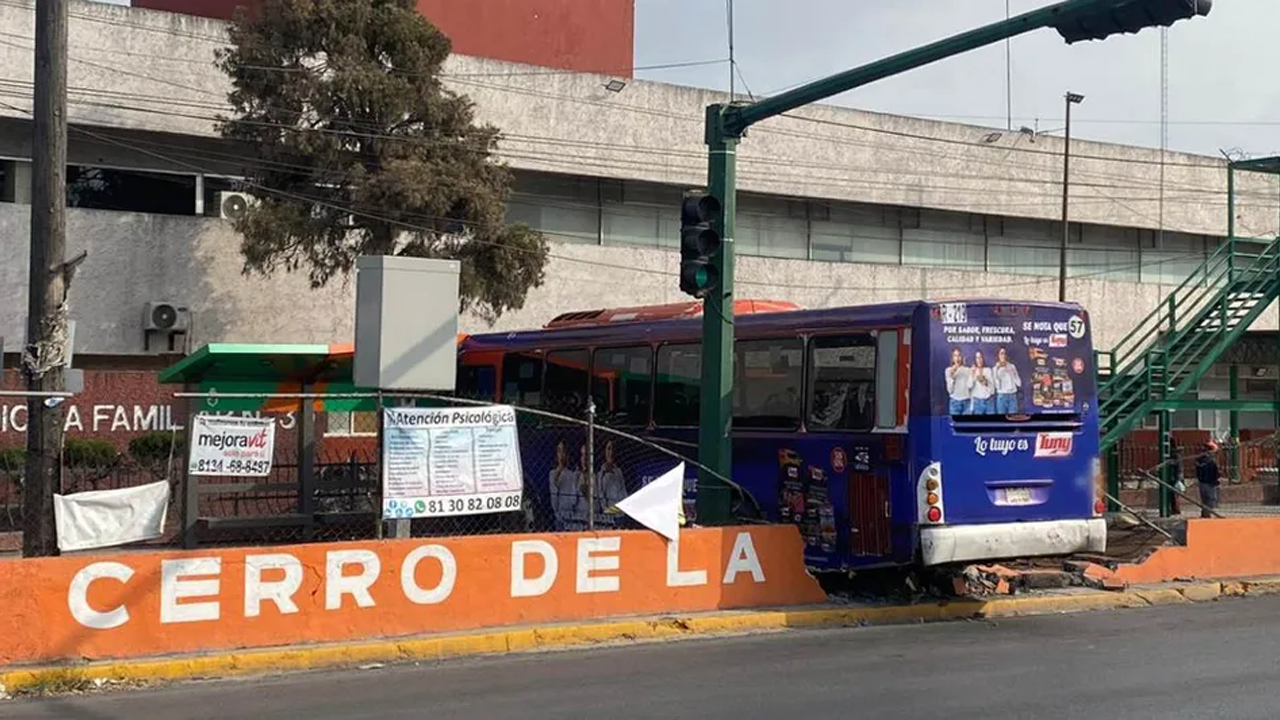 Un camión de la ruta urbana 218 protagonizó un accidente vial la mañana de este lunes 2 de febrero en Guadalupe.