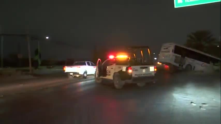 Un camión de transporte de personal cayó a un canal de desagüe tras impactarse contra la parte trasera de un tráiler.