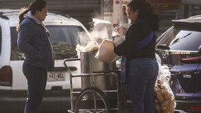 Personas comiendo al aire libre en la Ciudad de México.