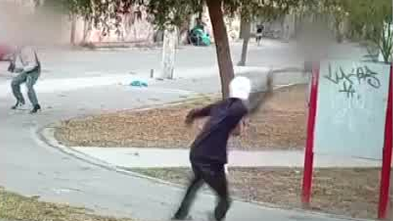 Una riña entre varios jóvenes fue captada en video en la colonia La Alianza, al norte de Monterrey.