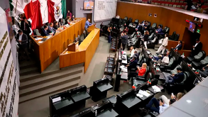 Diputados locales y el Gobierno de Nuevo León continuaron las negociaciones presupuestales tras no lograr un acuerdo definitivo.