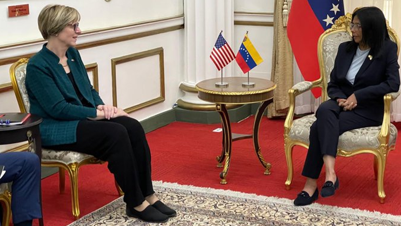 La presidenta encargada de Venezuela, Delcy Rodríguez, se reunió este lunes con Laura Dogu, la nueva encargada de negocios de Estados Unidos.