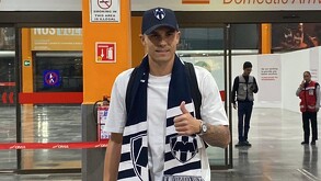 Dkuja con los colores de los Rayados del Monterrey.