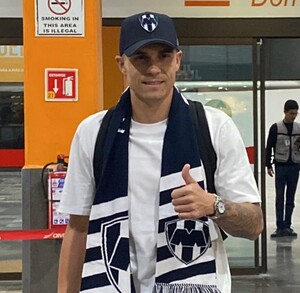 Dkuja con los colores de los Rayados del Monterrey.