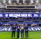 Directivos del Estadio Santiago Bernabéu y de la NFL en el anuncio del partido en el 2026.