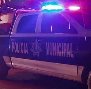 Policías de Gómez Palacio atendiendo el reporte de una mujer sin vida al interior de un tambo de plástico.