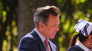 El gobernador Pablo Lemus y la Premio Nobel de la Paz, Rigoberta Menchú, firmaron el convenio en Casa Jalisco.