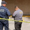 Se observa a dos policías y una cinta amarilla de precaución, atrás una cobija en el suelo.