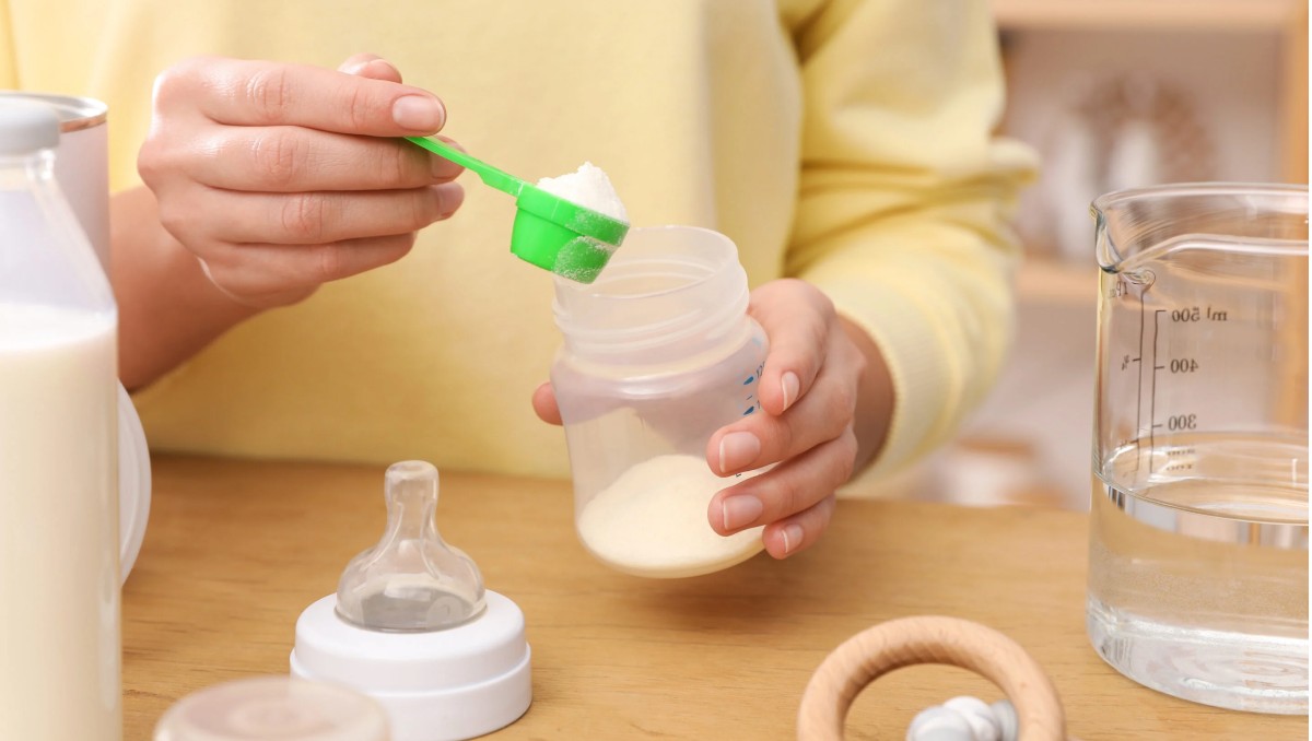 La detección de cereulida, una toxina producida por la bacteria Bacillus cereus, llevó al retiro de varios preparados para lactantes en distintos países.