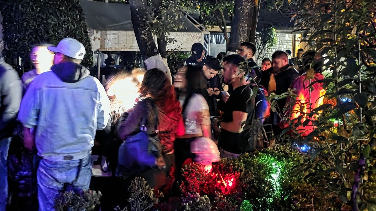 Habitantes de la Ciudad de México haciendo protocolo de sismos.