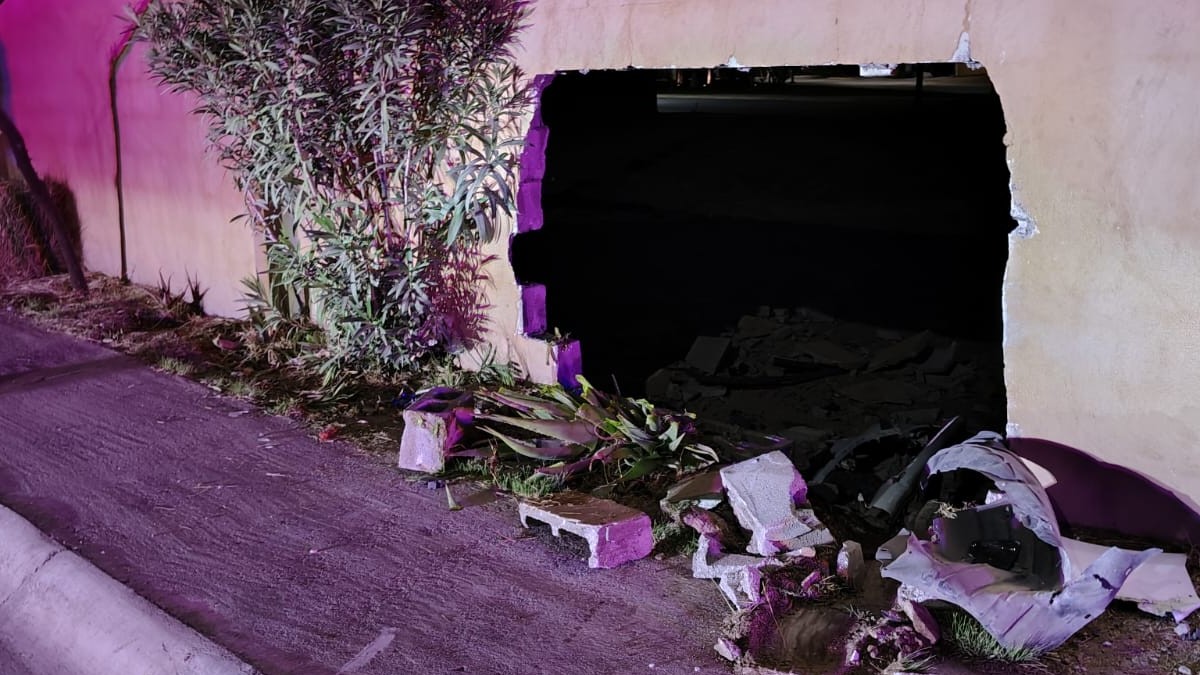 Barda de pared con un hoyo grande