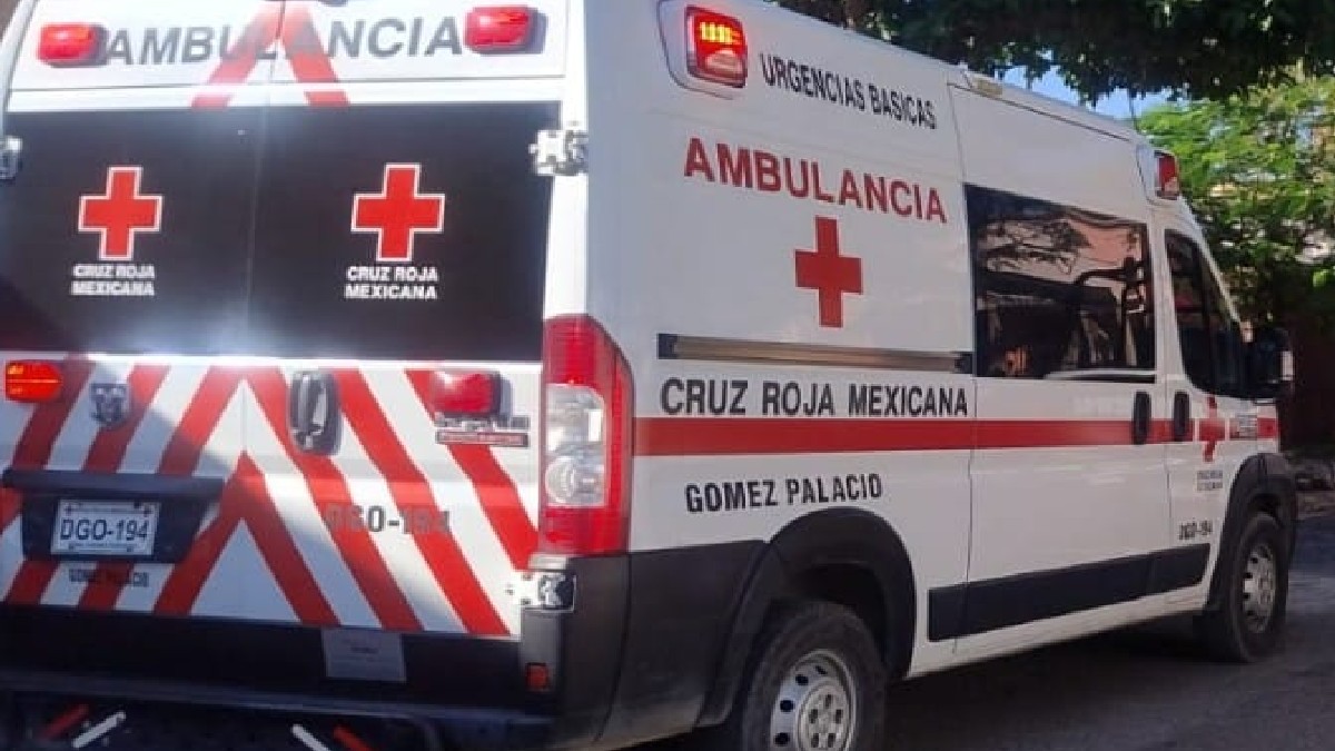 Cruz Roja Mexicana afuera de un domicilio.