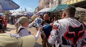 Policía levantando a una adulta mayor que sufría ataque epiléptico en medio de personas y comercios en San Juan de los Lagos