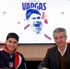 Obed Vargas firmando contrato con su nuevo equipo Atlético de Madrid en España.