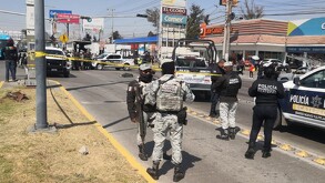 Policías mexiquenses acordonaron el sitio donde un motociclista murió arrollado por un camión de la Guardia Nacional.