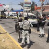 Policías mexiquenses acordonaron el sitio donde un motociclista murió arrollado por un camión de la Guardia Nacional.
