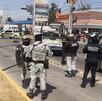 Policías mexiquenses acordonaron el sitio donde un motociclista murió arrollado por un camión de la Guardia Nacional.