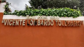 Fachada de la escuela primaria Vicente Lombardo Toledano en el municipio de Cuautlancingo, Puebla.