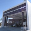 Se observa un edificio café con letras que dicen Aeropuerto Internacional de Saltillo.